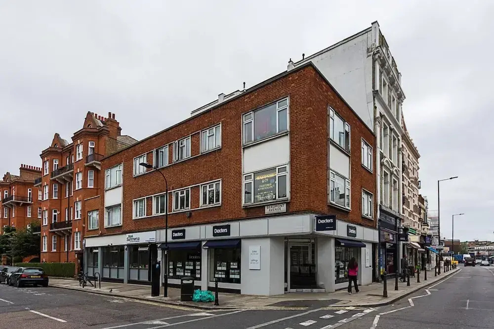Private Homely Bedroom in Kensington R2