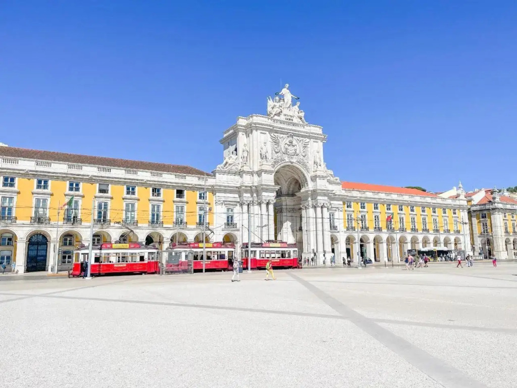 Arsenal 108 3 E - Light Downtown Chiado and River