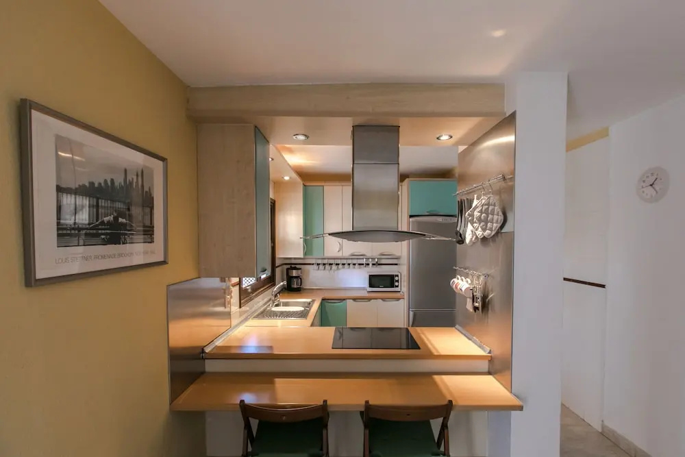The Midpoint Apartment, Coastal Life Between the Two Beaches