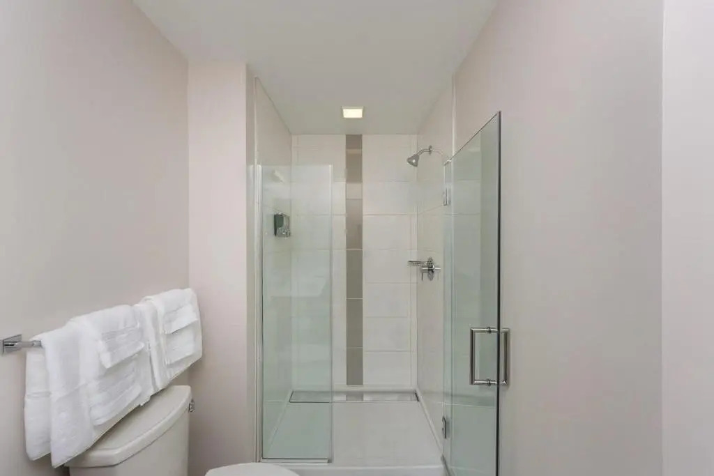 3BR Glass Suite With Gym & Pool By ENVITAE