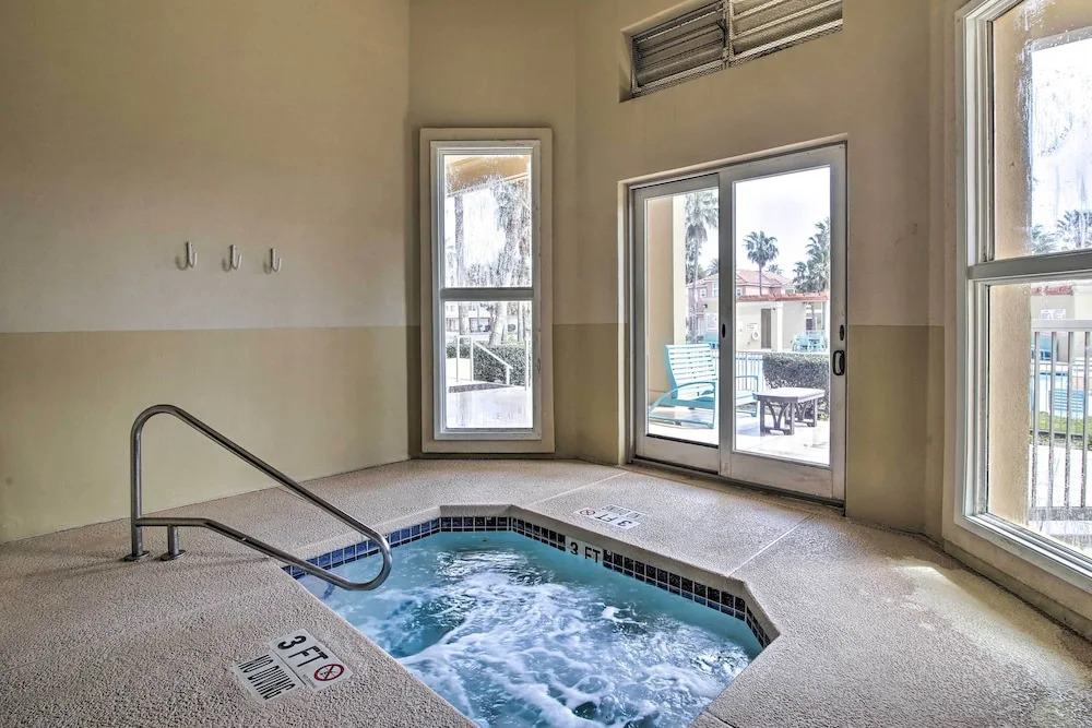 Sunny SPI Las Villas Condo w/ Resort Amenities