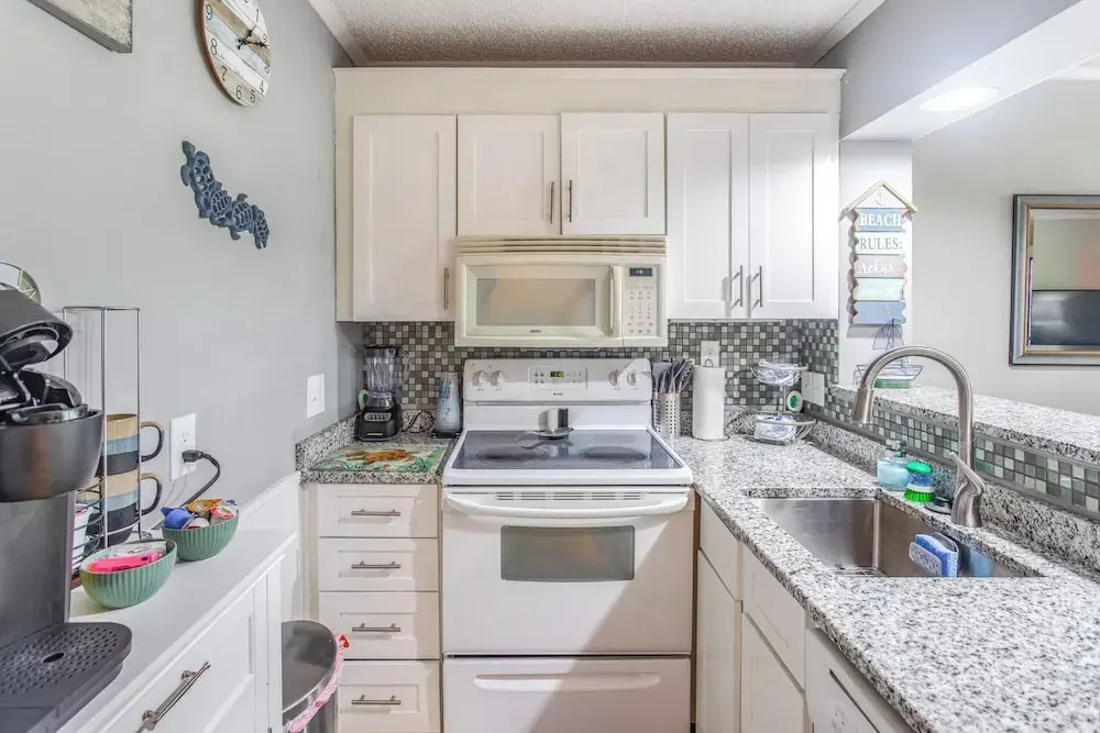 Walk to Beach & Barefoot Landing: Resort Condo!