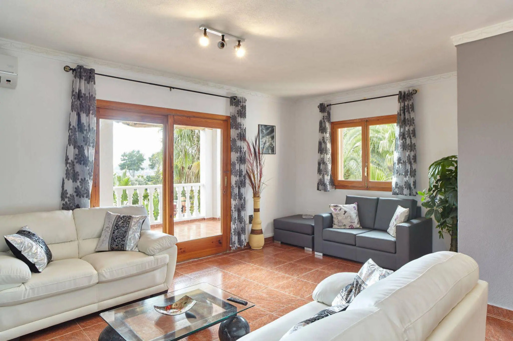 Villa by Playa den Bossa & Ibiza town 7min, BBQ