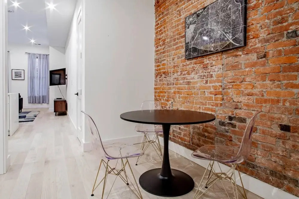 Vibrant 2 br Luxe Flat Adjacent Eastern Market Walk to Metro Barracks Row Capitol Hill