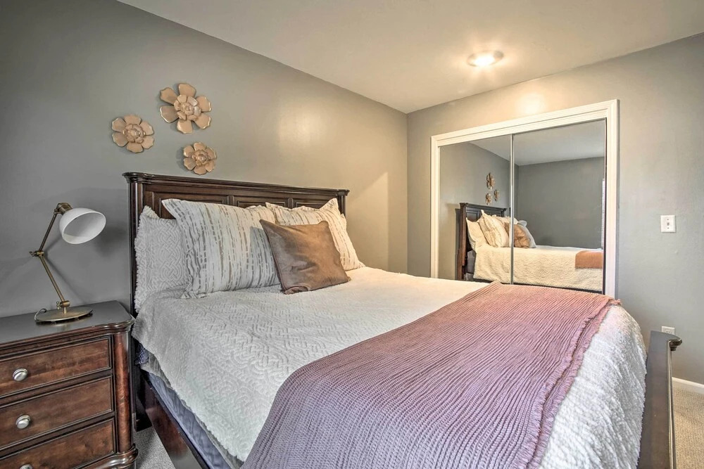 Modern Townhome w/ Fireplace: Near Stoll Park