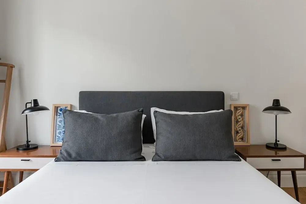 Lis001 · Mid-century Inspired Apartment With River Views