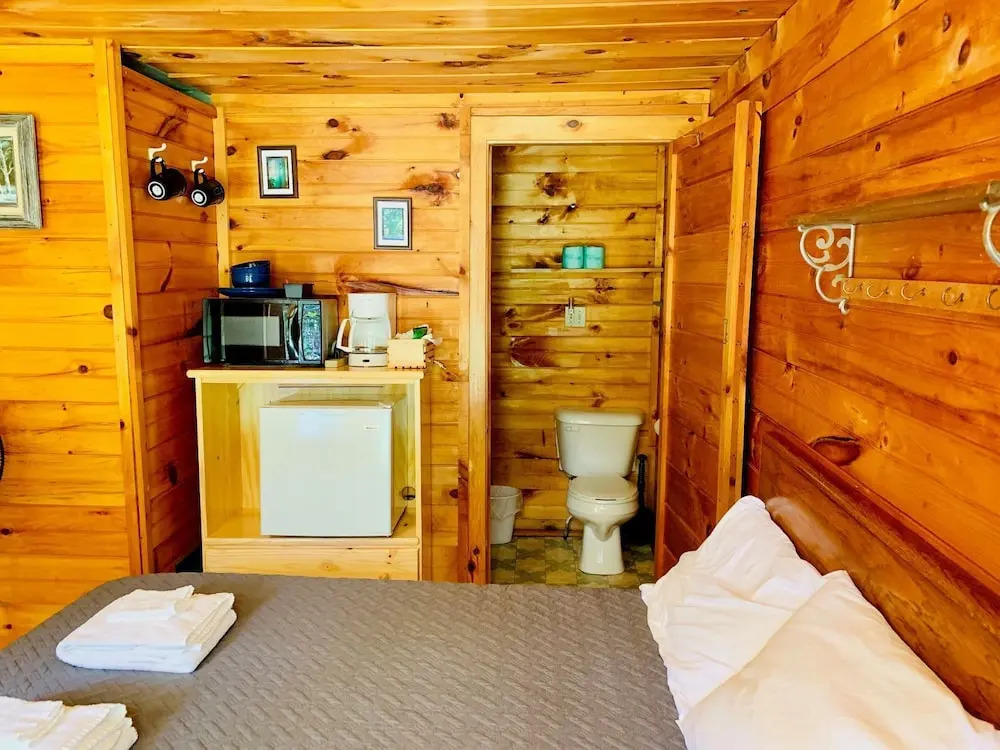 Pine Crest Motel & Cabins