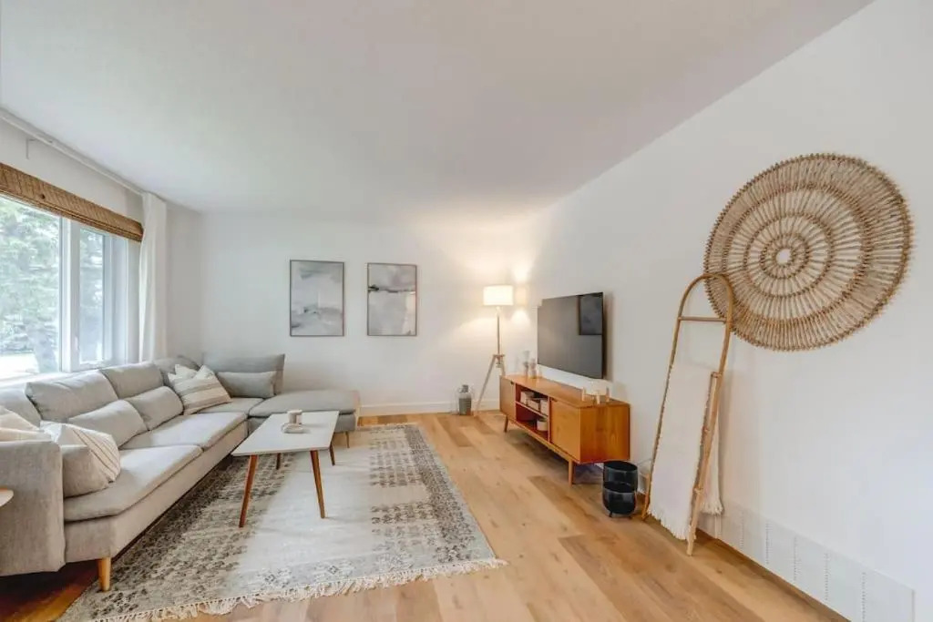 The Elm, 4 Bed Bungalow with Backyard and Firepit