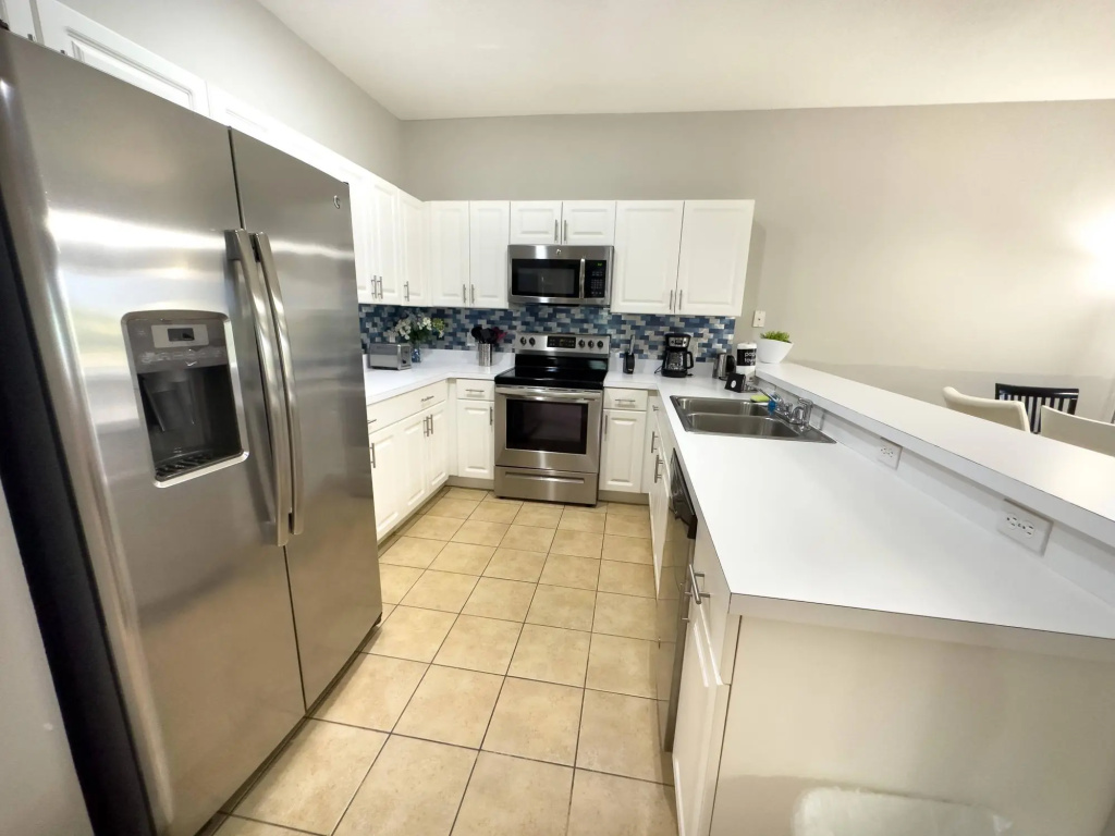 Comfortable Apart 4Bdrm3Bath- 4 miles to Disney