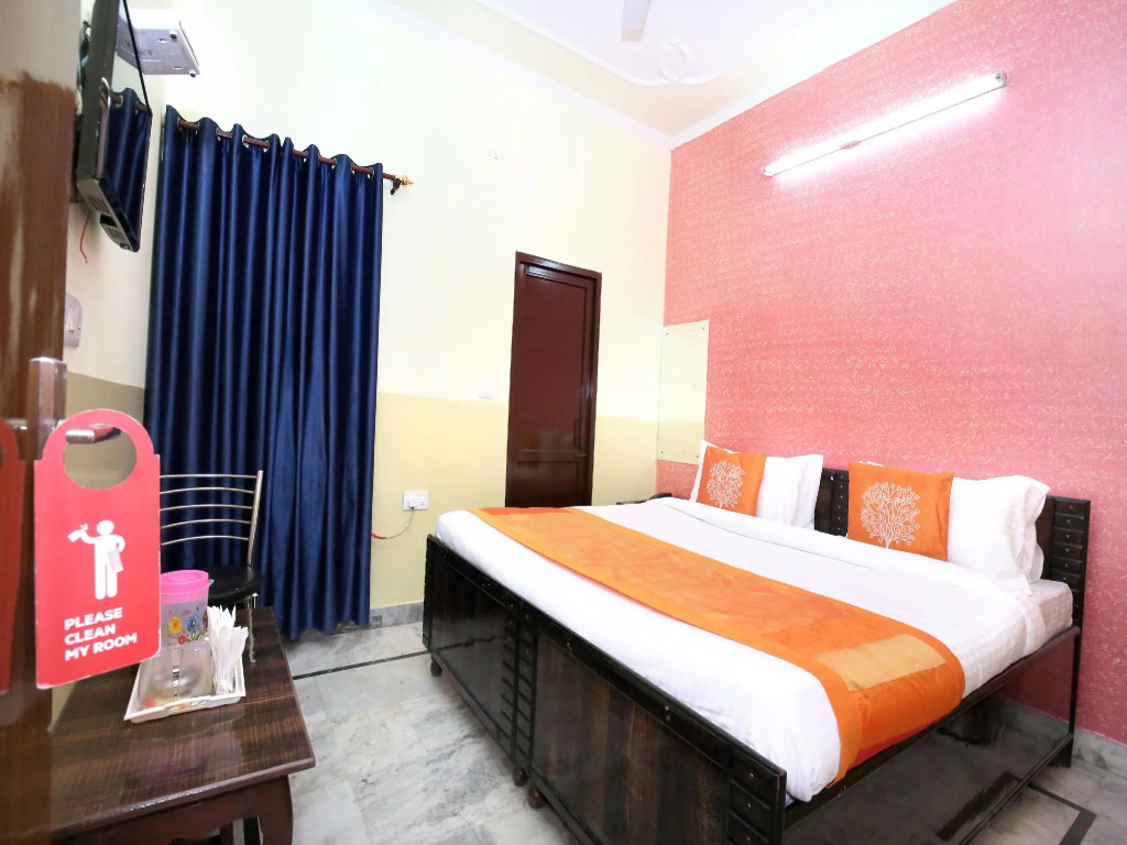 OYO 11886 Hotel Crystal