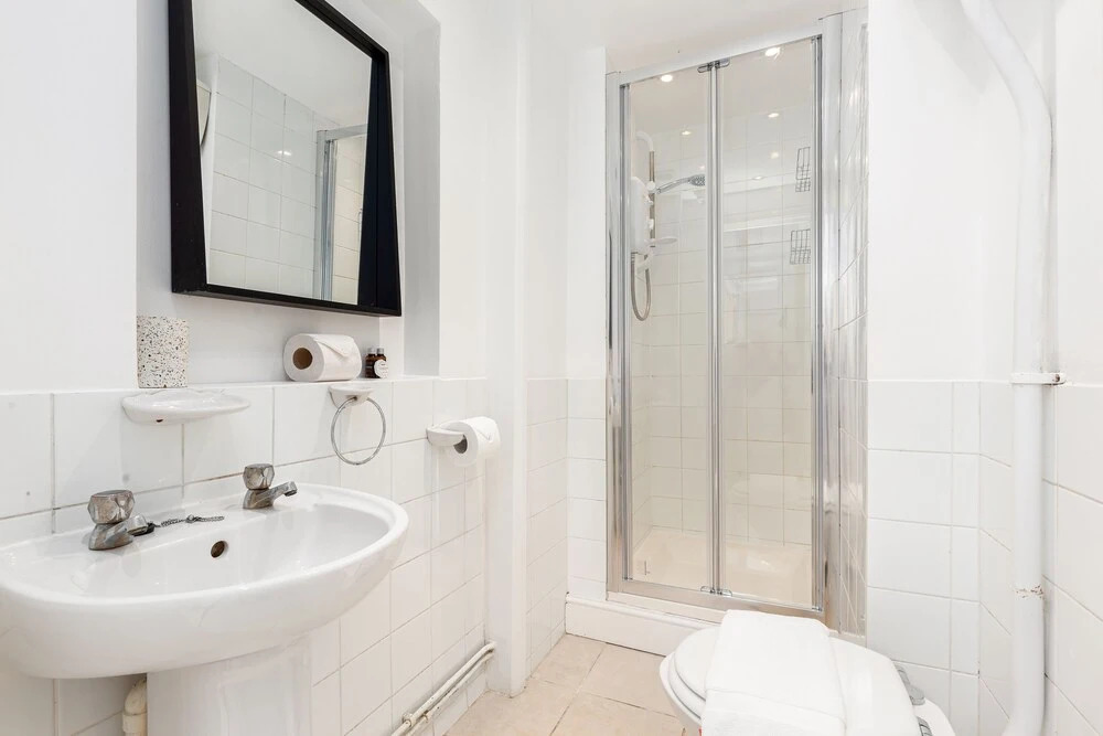 Magnificent 2 Bed Garden Flat in Oval