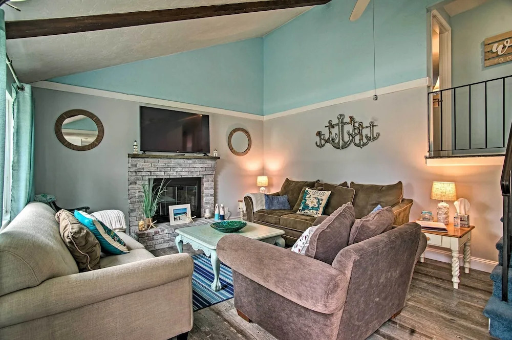Walk to Beach: Quaint Dennis Home w/ Deck + Grill!