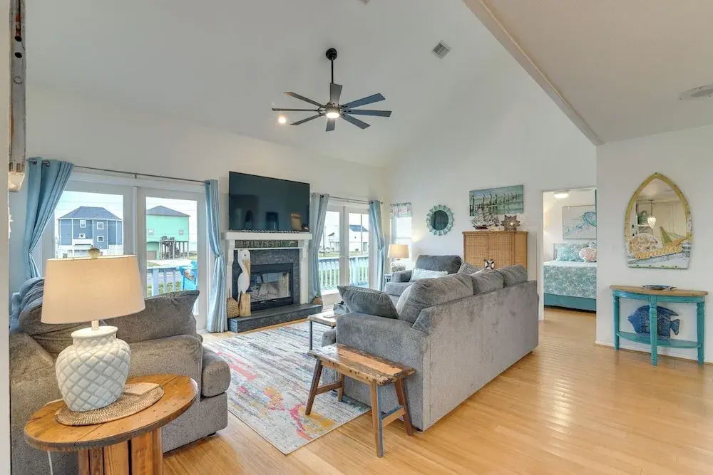 Pet-friendly Condo w/ Seasonal Pool in Galveston!
