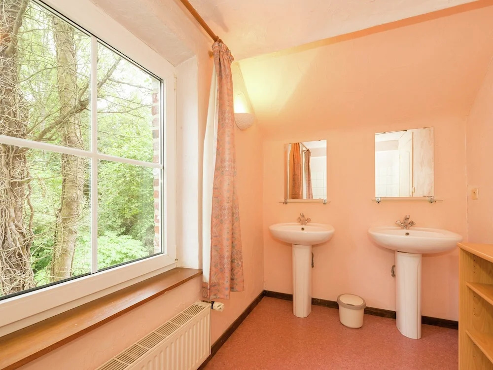 Glorious Holiday Home in Wéris with Hot Tub