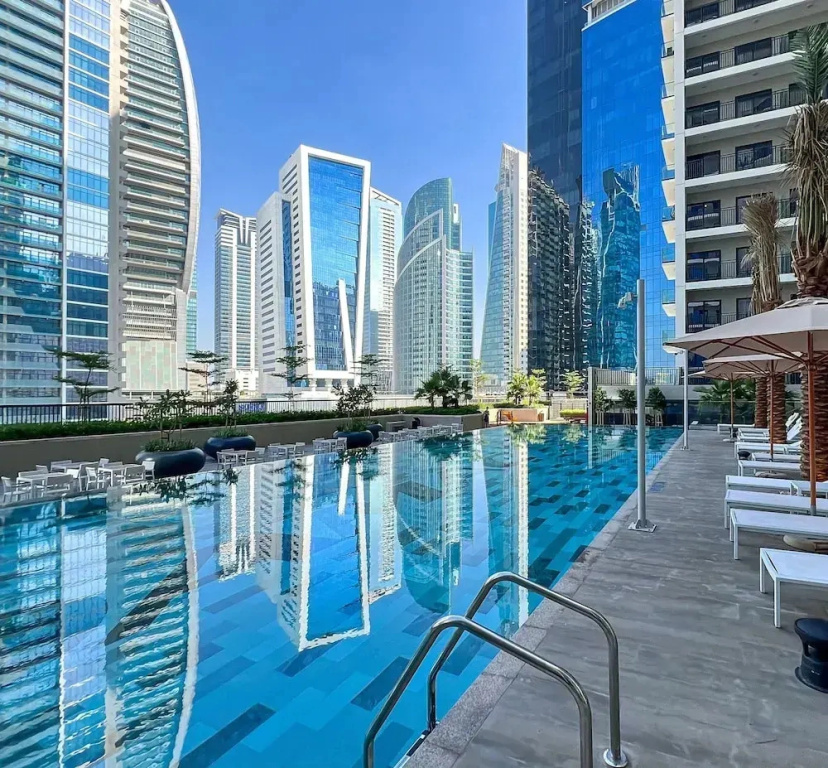 KeyRock Living - Elegant Lake View Apt