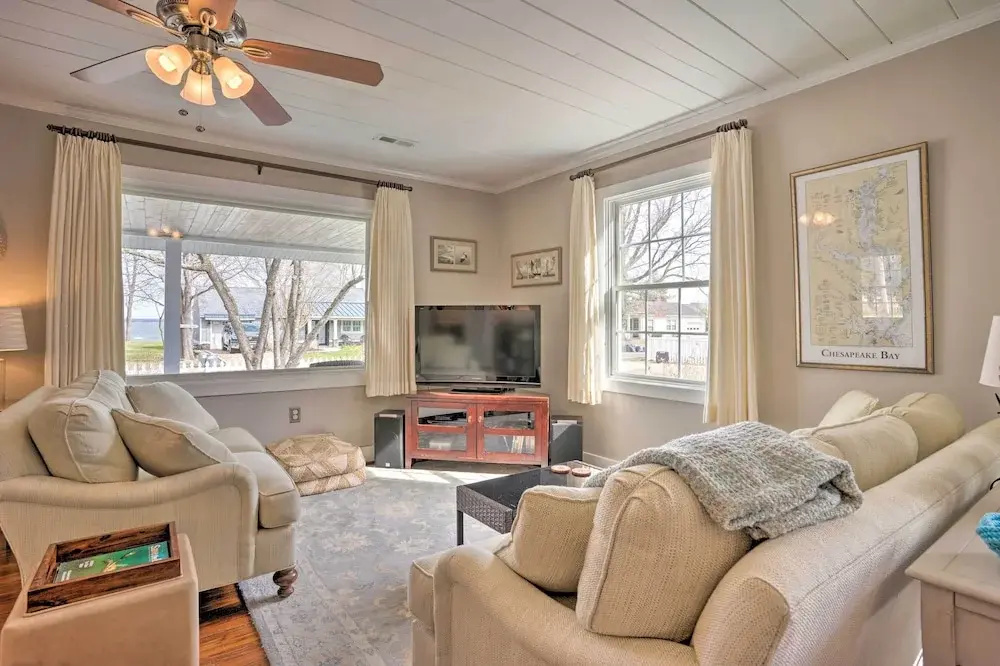 Private Yard & Water Views: Cozy Urbanna Cottage