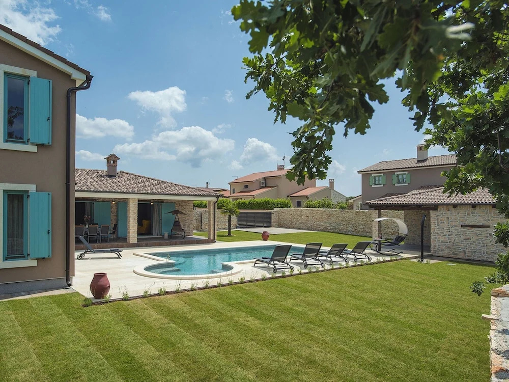 Lovely Holiday Home With Private Pool