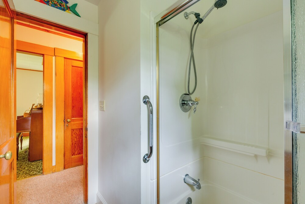 Cape House in Farmington w/ Shared Outdoor Pool!