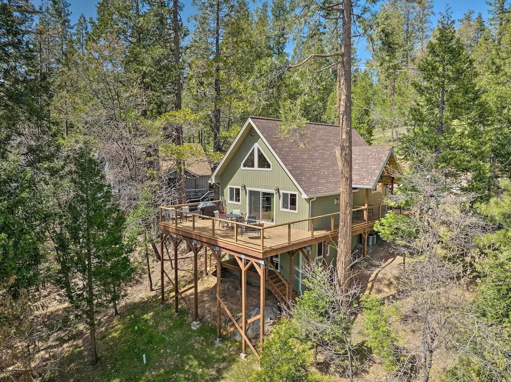 Woodsy Retreat: Modern Mi-Wuk Village Cabin