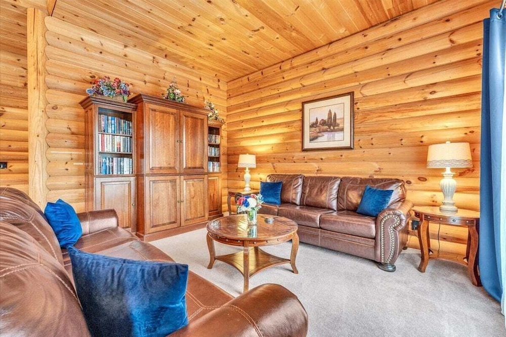 Liberty Pines - Lakefront Log Home, Swim Spa & Game Room