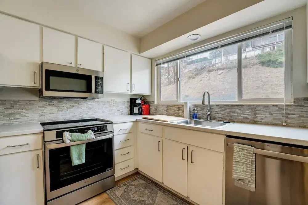 2 Mi to Dtwn Reno & Unr: City-view Townhome!