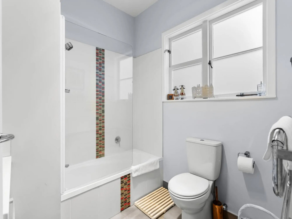 Charming Spacious Home In Birkenhead