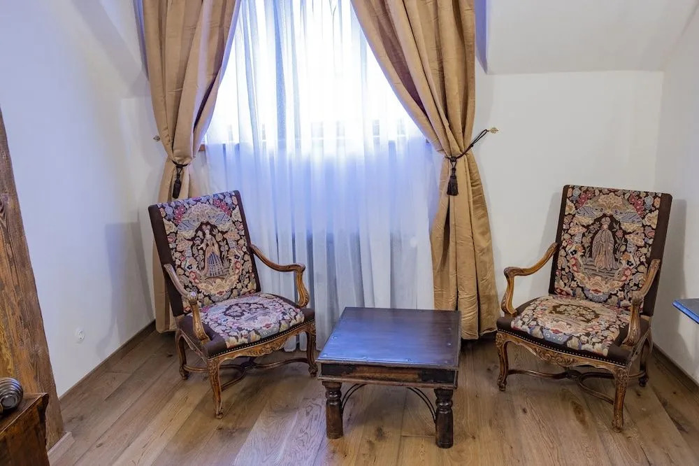 The Throne - M Museum Hotel