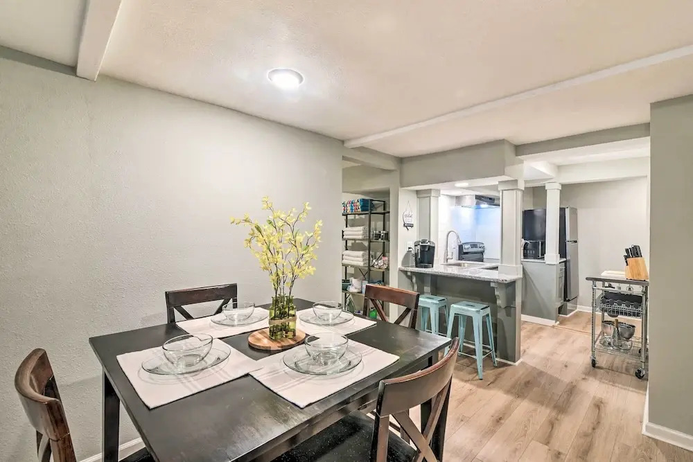 1 Mi to Seawall! Dog-Friendly Coastal Getaway