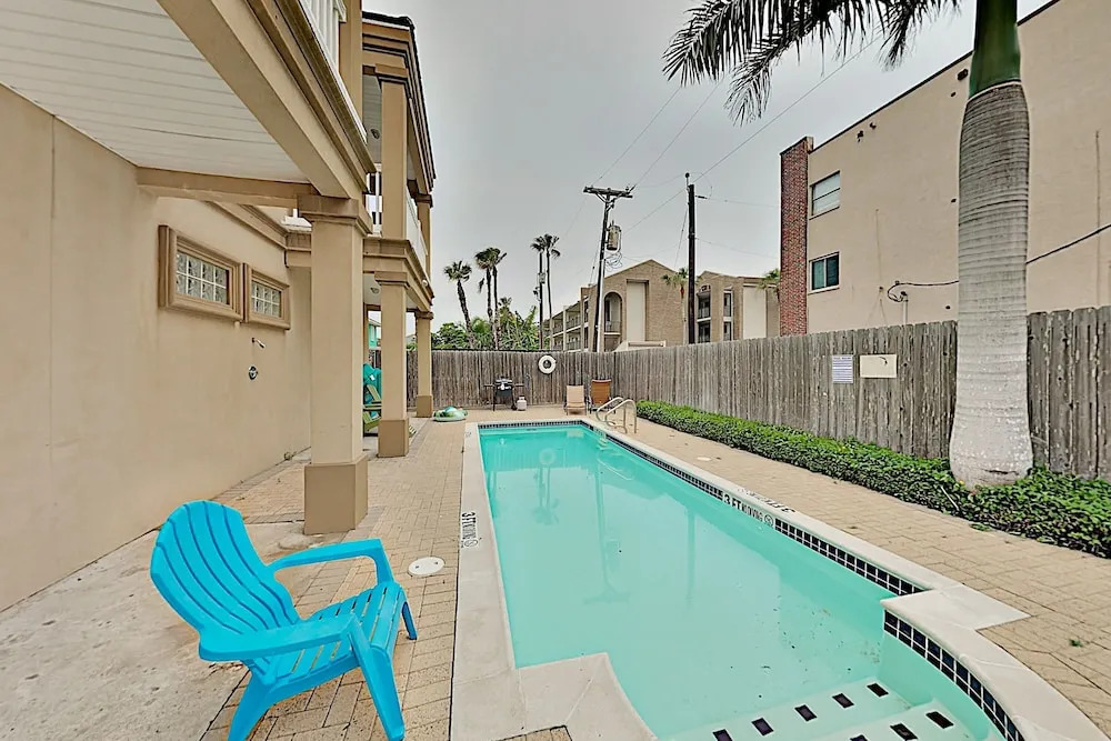 Prime Island Escape W/ Pool - Steps To The Sand! 2 Bedroom Condo