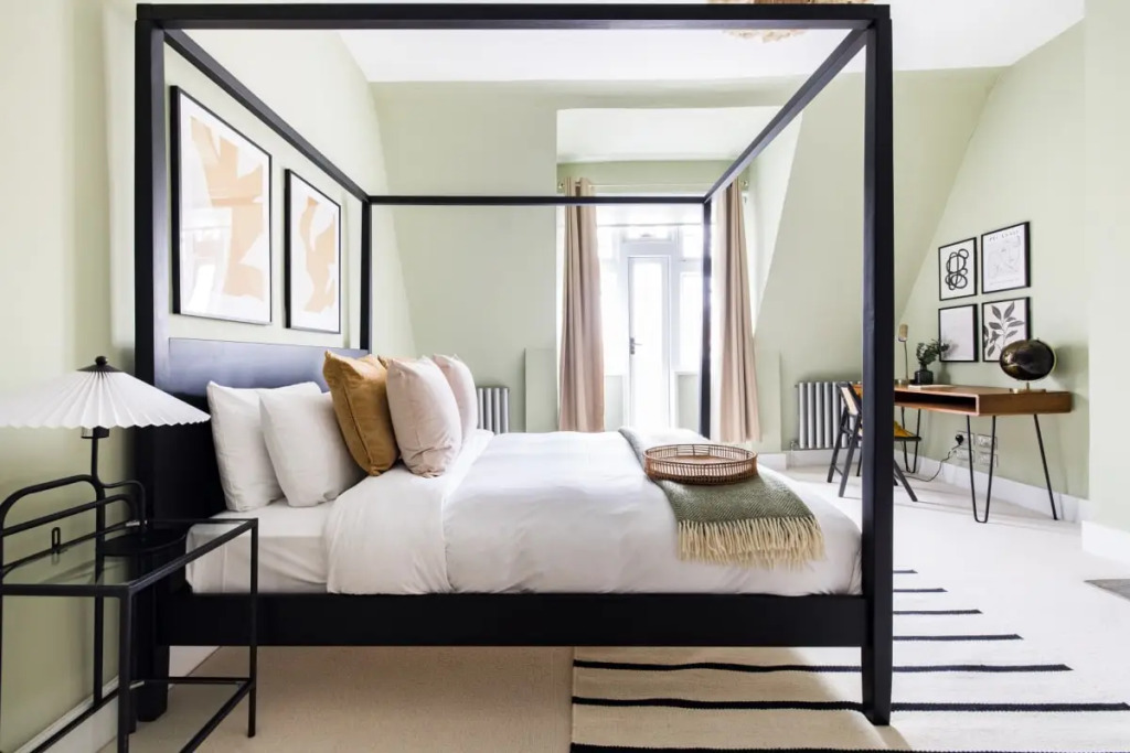 The Queens Park Sanctum - Lovely 2bdr Flat with Balcony