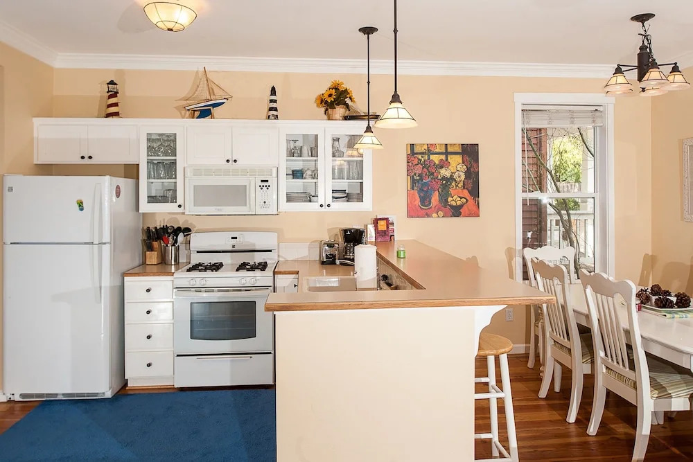 The Yellow Starfish 4 Bedrooms 2 Bathrooms Home