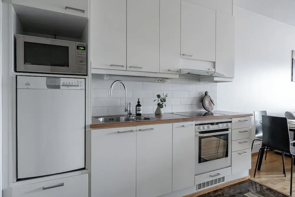 Modern 1BR Apt with Sauna, Balcony & Free Parking