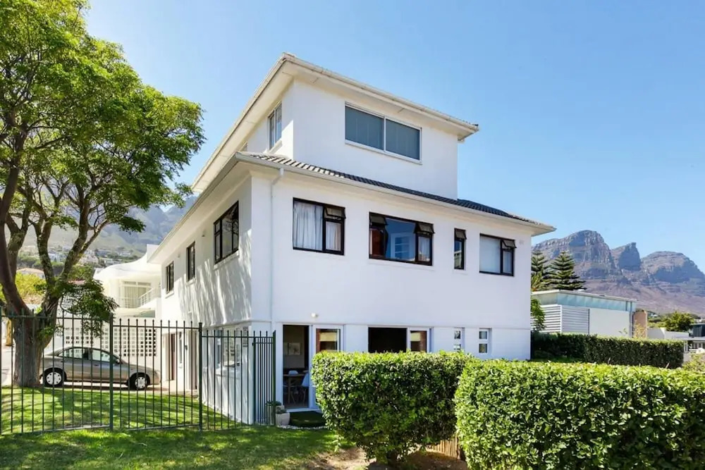 Stylish 2 Bedroom Apartment in Camps Bay Asilvertide