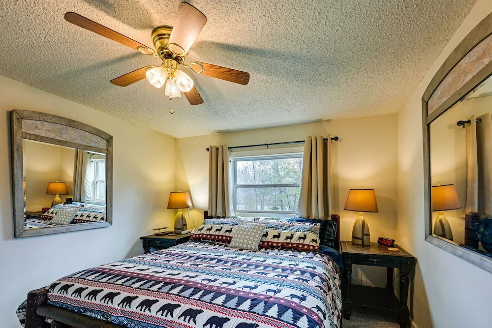 Private Hot Tub & Covered Deck: Cozy Whittier Gem