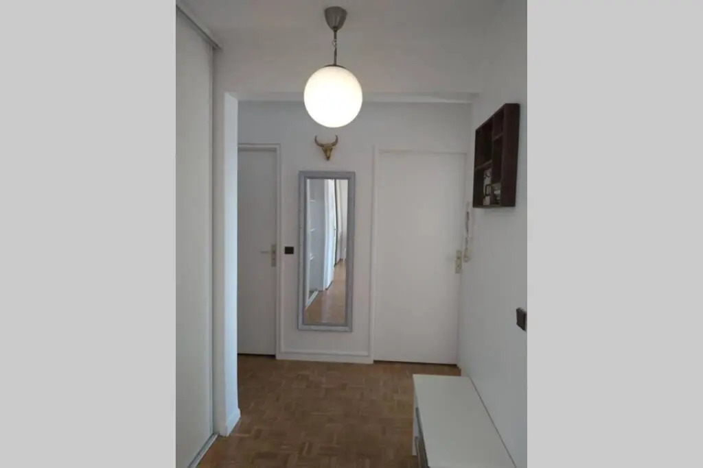4 Min Walk To Metro, 60m², Renovated, la Defense