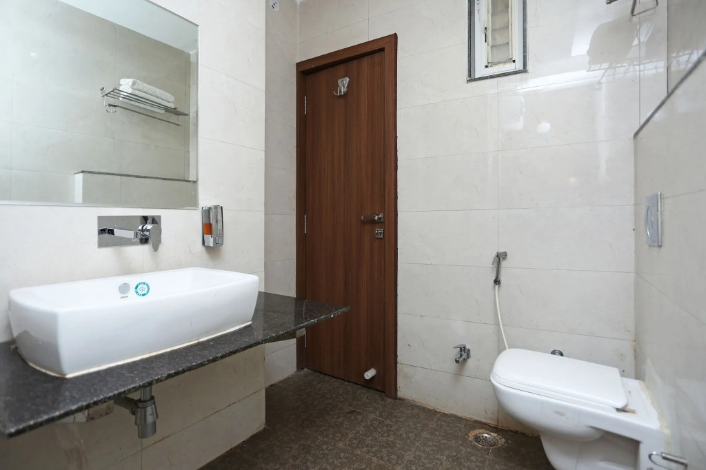 Capital O 8650 Hotel Johri Residency