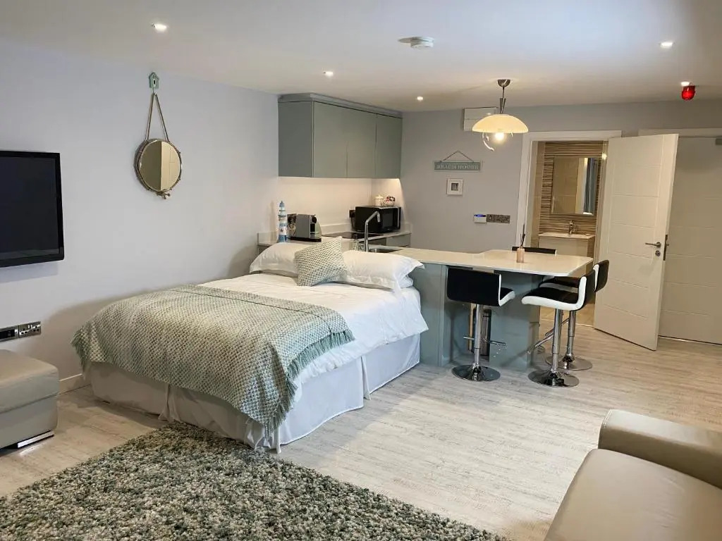 The North Cove, 20m to the Sea, Modern Apartment
