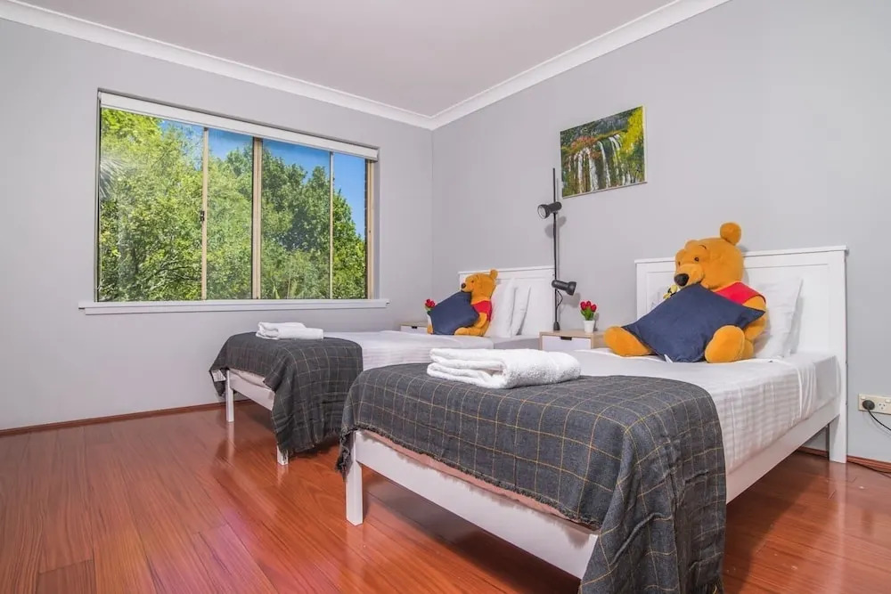 Rustic Hardwood 2 Bedroom Apartment in Randwick
