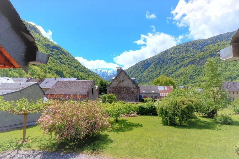 House With 4 Bedrooms in Saint-mamet, With Wonderful Mountain View, Enclosed Garden and Wifi - 18 km From the Slopes