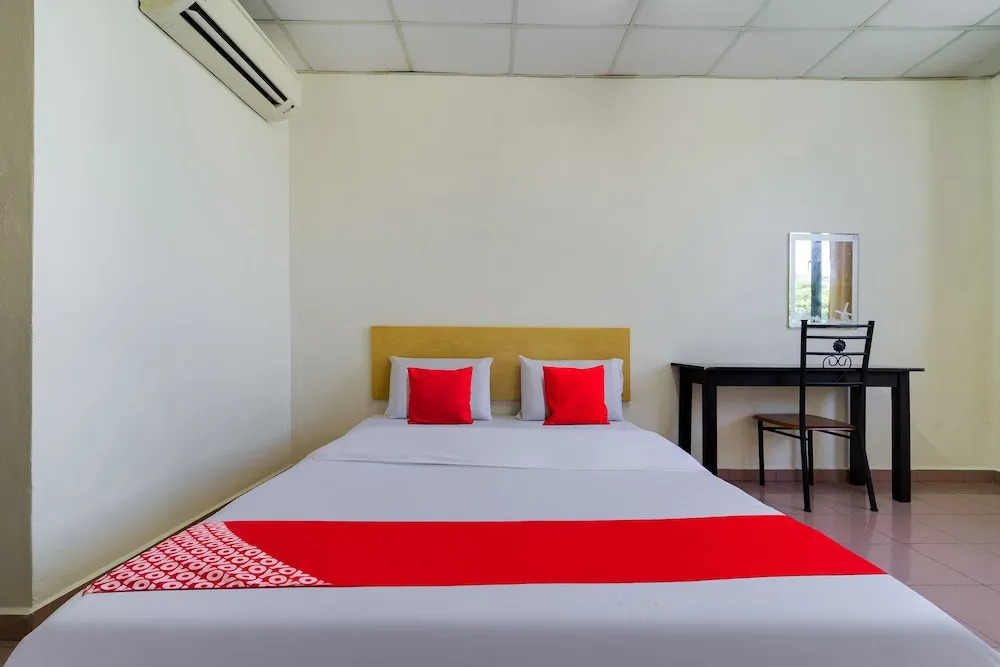 OYO 89461 CP Hotel