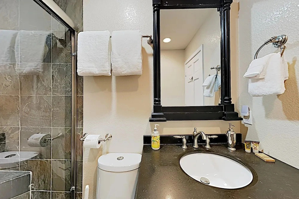 Remodeled Retreat w/ Spa & Pool, Near Eagle Lodge condo