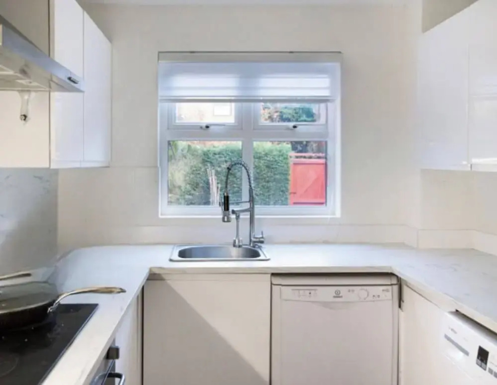 Entire 2 Bedroom House 7m To Station