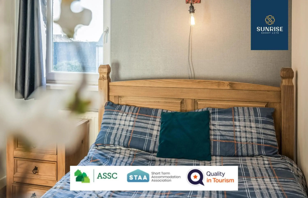 THE LAW, Great Contractor Accommodation, 4 Rooms with TVs, Central, Free Parking, WiFi, Self-catering for Families, Tourists, Relocation, Groups, Long Stays Welcome