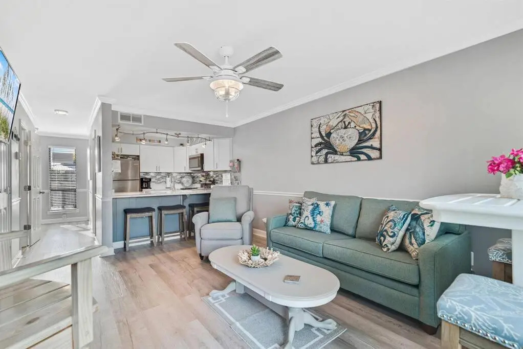 South Winds unit 2-Gorgeous Newly Updated Condo in the Heart of Gulf Shores!!