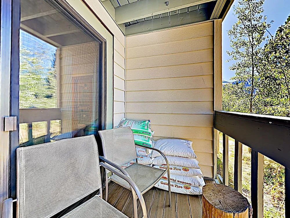Mountain-view W/ Pool & Hot Tub, Near Skiing 2 Bedroom Condo