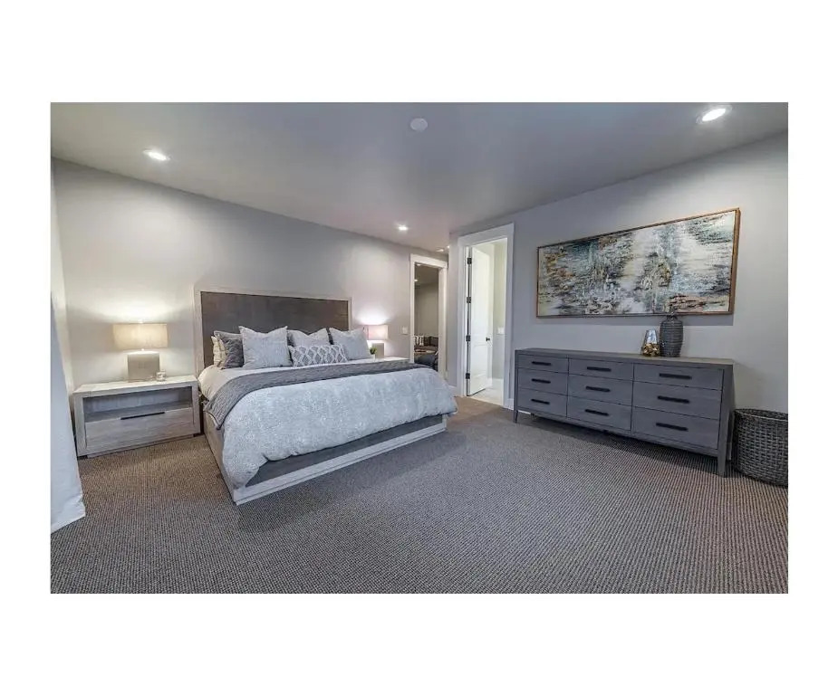 Premium 4BR/3.5B modern home near beach, skiing and downtown. Ping pong + bikes.