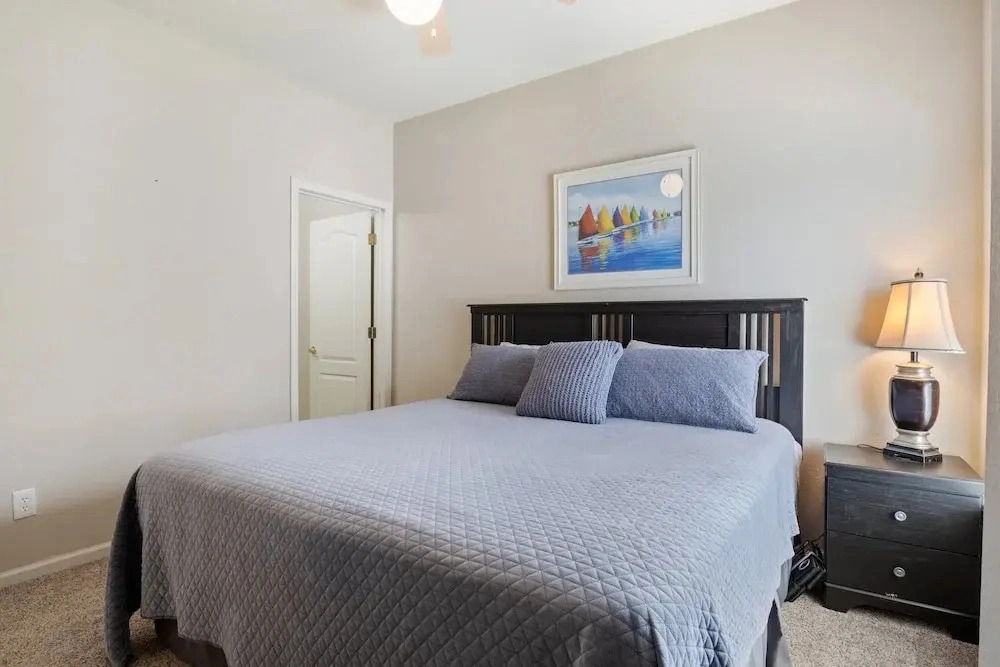 Serene Lake View and Easy Access to Local Delights