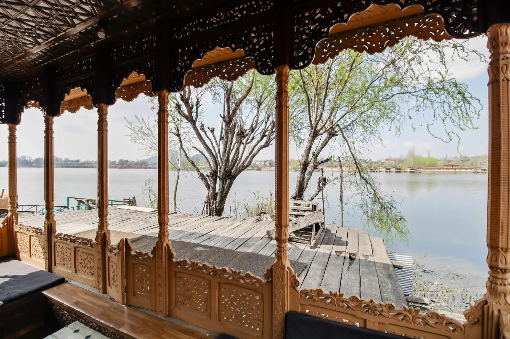 OYO 5056 Houseboat Batkoo
