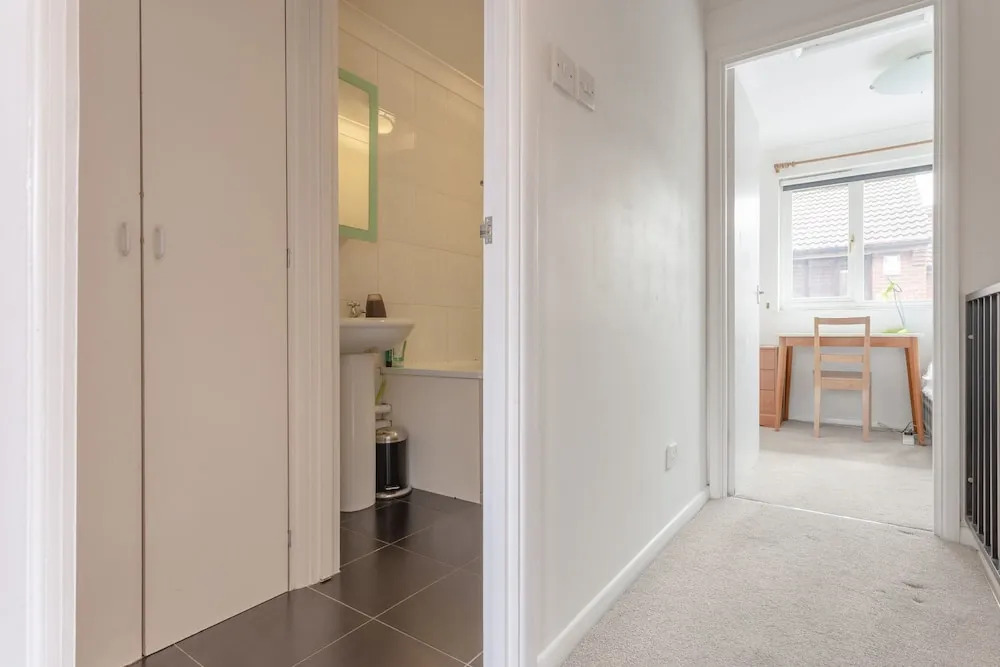 2 Bedroom House Near Canary Wharf