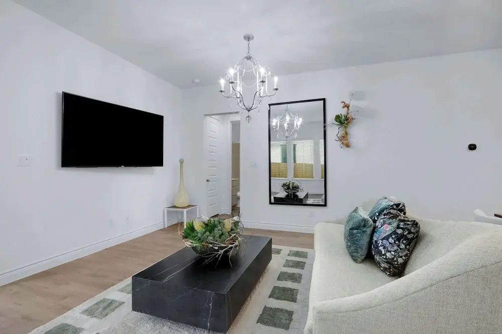 Legacy Haus Modern Stay for 8